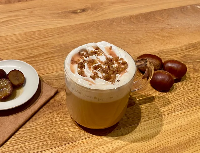 スタバ2022年秋新作、東日本限定販売の「モンブラン ラテ」（Hot・Iced 持ち帰りの場合 Short ¥520、Tall ¥560、Grande ¥603、Venti ¥648／店内利用の場合 Short ¥530、Tall ¥570、Grande ¥614、Venti ¥660）