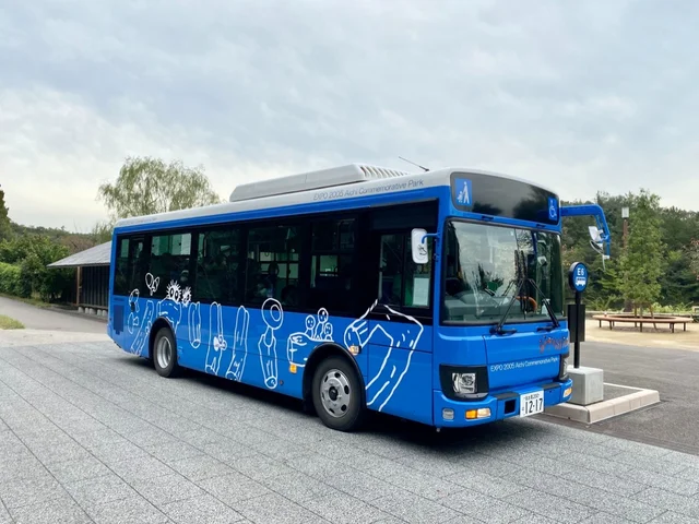 『ジブリパーク』各エリアをつなぐラッピングシャトルバス