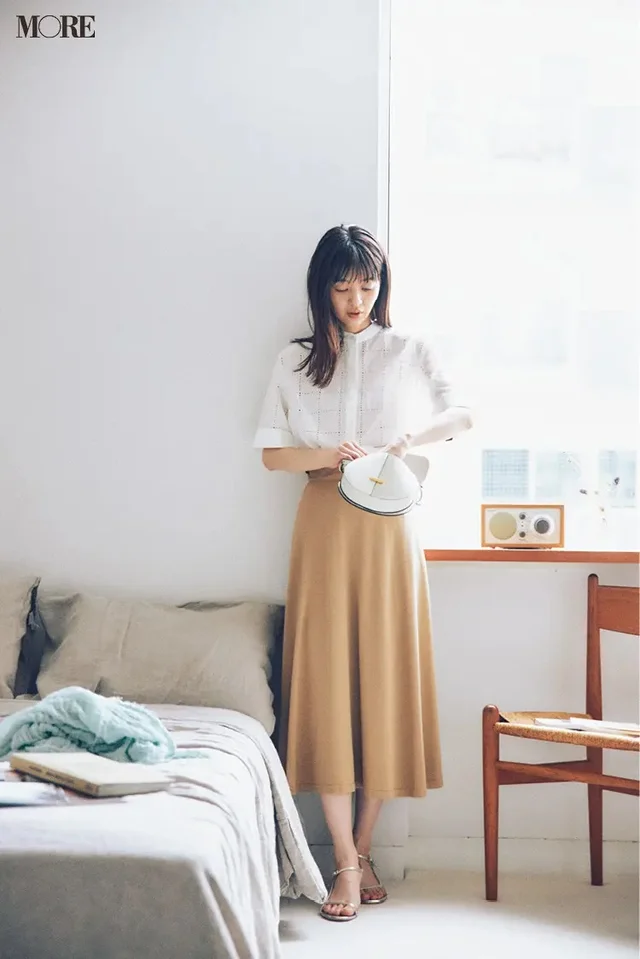 【2022夏コーデ】白シャツ×ベージュのフレアスカート