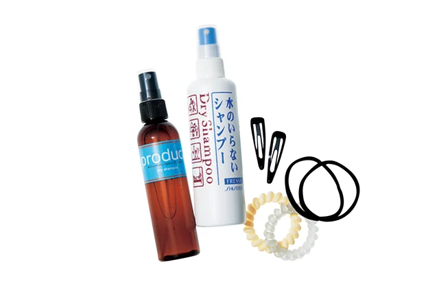 フレッシィ ドライシャンプー ディスペンサー150㎖￥550（価格は編集部調べ）／資生堂　（左）ザ・プロダクト ドライシャンプー115㎖￥1650／KOKOBUY