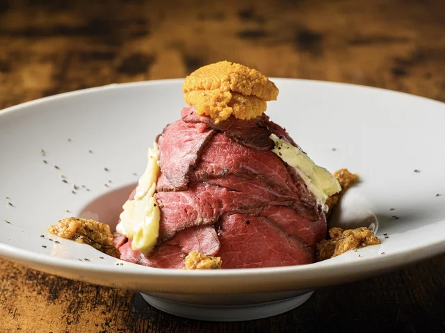 「ふるさと祭り東京2023－日本のまつり・故郷の味－」、北海道バターのローストビーフ丼〜雲丹のせ〜