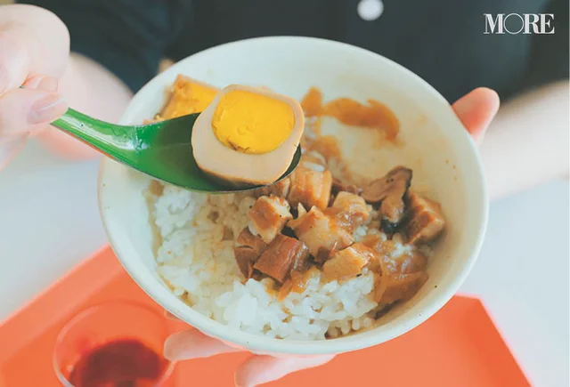 佐藤栞里が岡山県のおすすめお取り寄せグルメ「無天茶坊」の魯肉飯を食べている様子