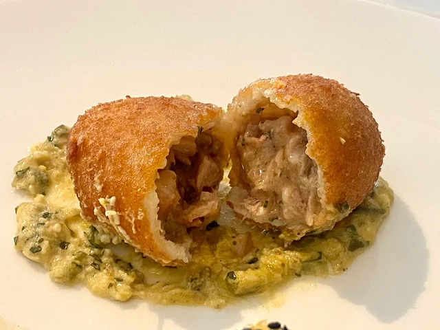 フォーシーズンズホテル丸の内 東京アフタヌーンティー、セイボリー「煮込み仔豚コロッケ　グリビッシュソース」の断面