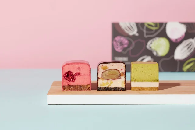 【スタバ 新作】オンライン限定スイーツ「3種のテリーヌ」（左から）「ルビーチョコレート＆ラズベリー」、「マロン＆チョコレート」、「ピスタチオ」