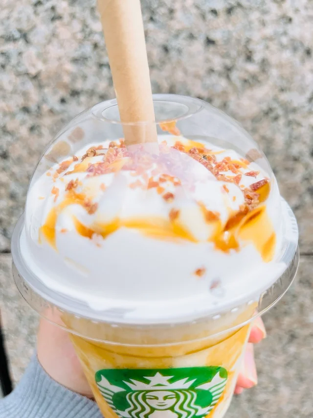 焼き芋ブリュレソースとブリュレチップがホイップの上にトッピングされていて、焼き芋ブリュレソースの香ばしい香りとブリュレチップのほろ苦い香りと食感が絶妙でくせになること間違いなしです!!! ドリンクの中には、焼き芋チャンクがミルクとブレンドされているので焼き芋のスイーツを食べているかのような感覚でした♪ 甘めのフラペチーノですが、カロリーは359kcalで400kcal以下なのでダイエット中でもご褒美に飲めそうです〜♡ 皆様も是非スタバに行ったら飲んでみてくださいね〜♫