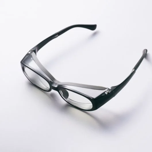 花粉対策できる最新おしゃれメガネのメガネスーパー花粉ブロッカー