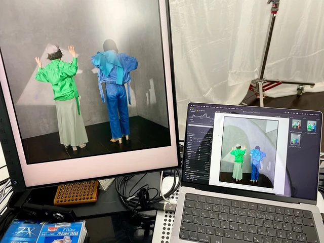 光で遊んでいる阿佐ヶ谷姉妹をとらえた写真。