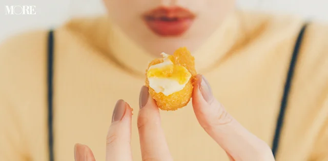 佐藤栞里が熊本県のおすすめお取り寄せグルメ「天草海食まるけん」のうにコロッケを食べている様子