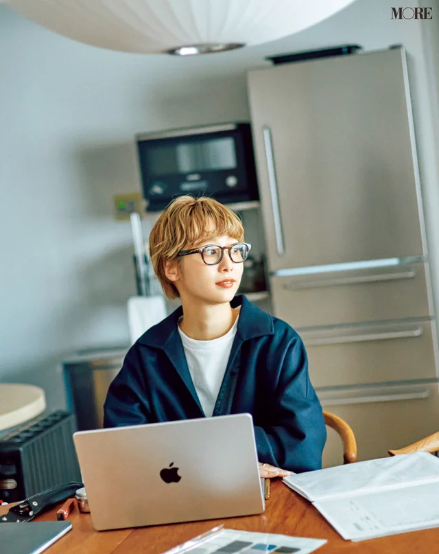 石田一帆さん、パソコンで作業する様子