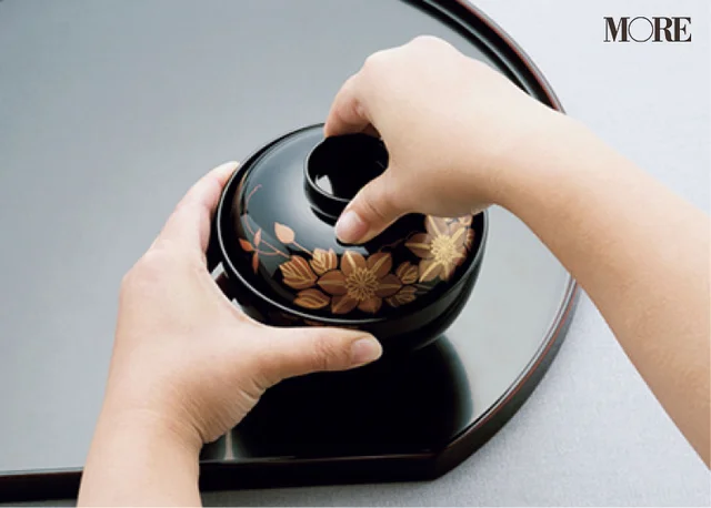 マナーブック冠婚葬祭食事編　【基本のテーブルマナー】和食・洋食の正しい振る舞いを解説。お椀のフタの取り方を解説している写真