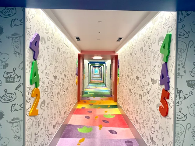 トイ・ストーリーホテル客室フロア廊下