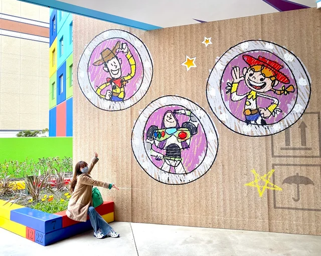 トイ・ストーリーホテル「スリンキー・ドッグパーク」隣のおすすめフォトスポット【８】手描き風ウッディ・バズ・ジェシーのイラスト