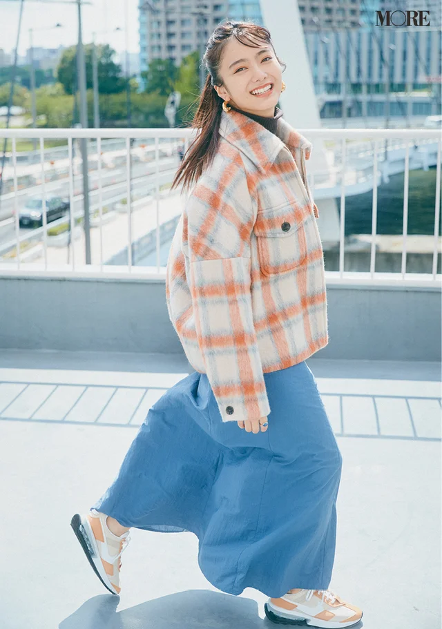 チェックのアウターとスニーカーをリンクさせたコーデの田村保乃