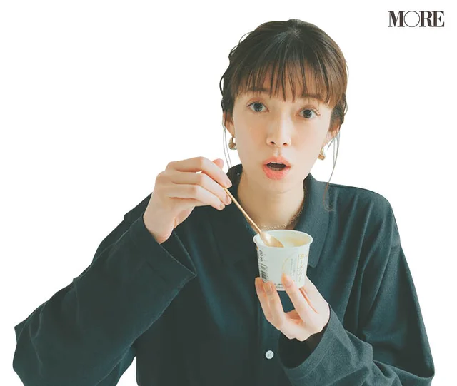 佐藤栞里が岡山県のおすすめお取り寄せグルメ「蒜山酪農農業協同組合」のヨーグルトを食べている様子