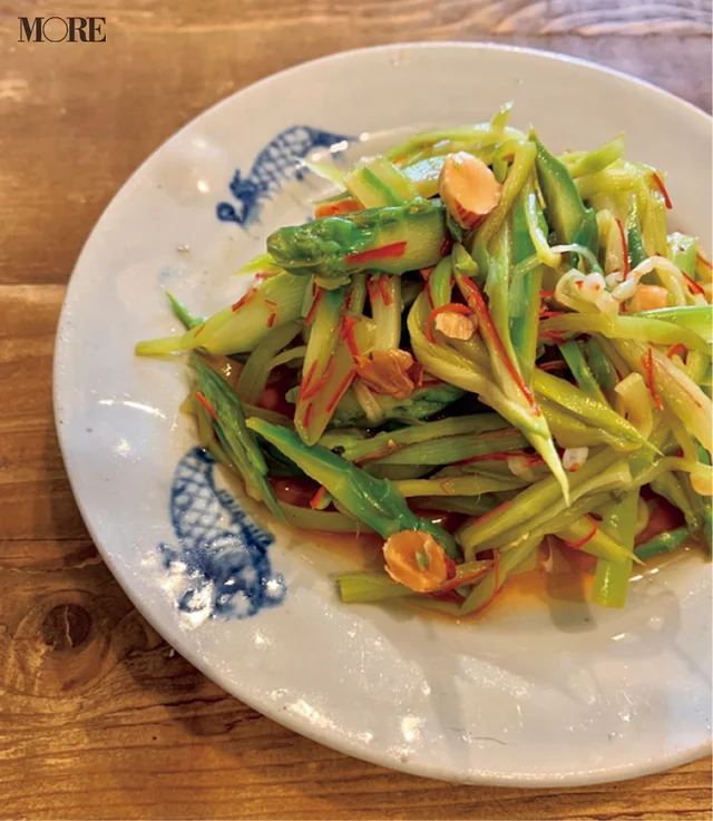 ベトナムの柄皿に盛ったアスパラガスのエスニックサラダ