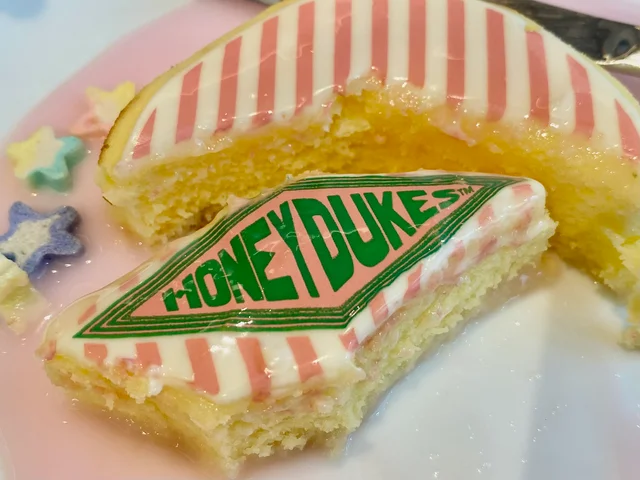 「“ハニーデュークス”ストロベリーミルクスフレケーキ」　