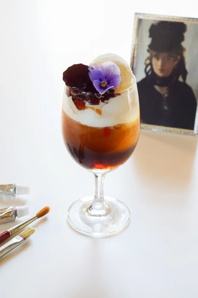 マネの「すみれの花束をつけたベルト・モリゾ」をイメージしたコーヒーフロート