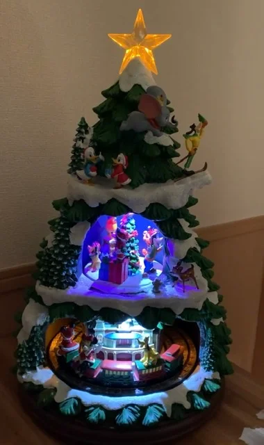 ディズニーのクリスマスツリーが光りながらさまざまなキャラクターが 回りながらクリスマスソングが数曲流れます♡ ずっと見ていられるほど癒やされますよ!