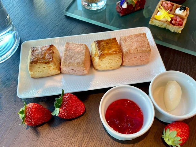 プレーンスコーン、いちごスコーン　クロテッドクリーム、いちごジャムを添えて