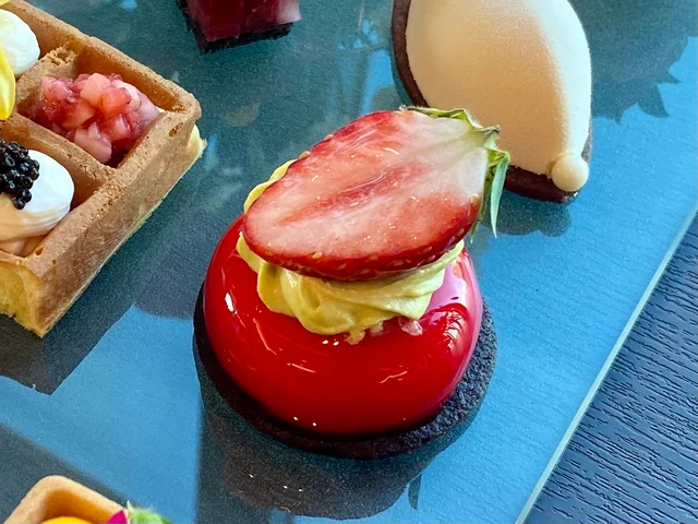 『コンラッド東京』の「ストロベリー・イン・ブルーム」アフタヌーンティー。いちごとピスタチオのムース