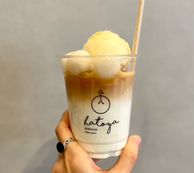 京都発の日本茶スタンド『八十八 浅草』メニュー「和紅茶ラテ」