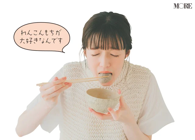 佐藤栞里が徳島県のおすすめお取り寄せグルメ「モンテクルー」のすだちみぞれ鍋を食べている様子
