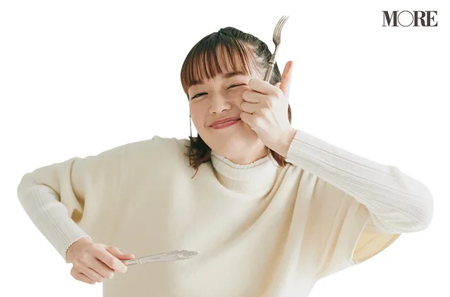 佐藤栞里が和歌山県のおすすめお取り寄せグルメ「KANOWA」の生レモンケーキを食べている様子