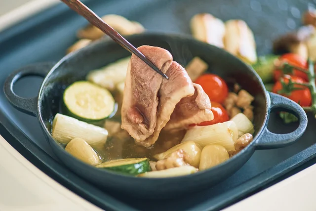 佐藤栞里が島根県のおすすめお取り寄せグルメ「カナール」の本鴨のオイルしゃぶ焼きを食べている様子