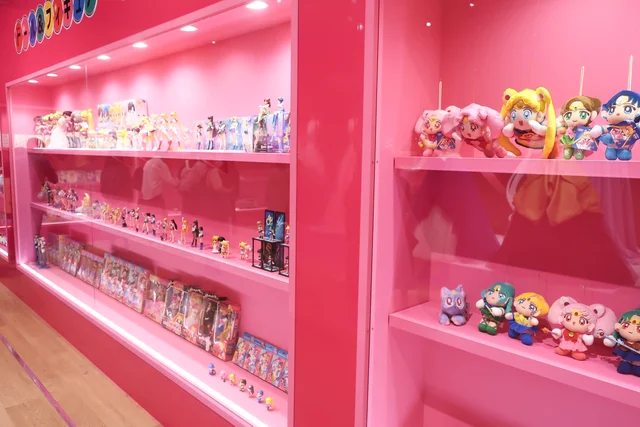 ぬいぐるみやキーホルダーなどのセーラームーングッズの展示