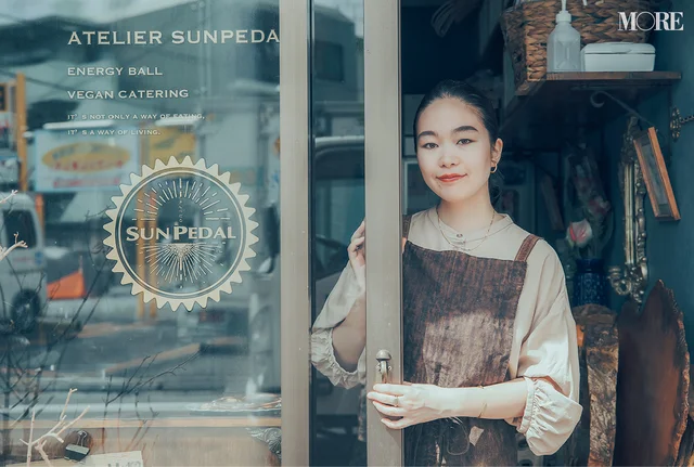 『SUNPEDAL』代表、ヴィーガンフードクリエイター・小池陽子（こいけ ようこ）さんがお店に立っている様子