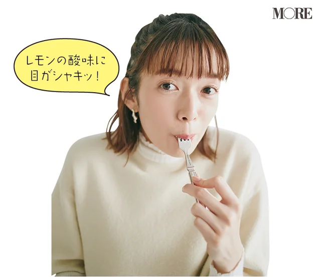 佐藤栞里が和歌山県のおすすめお取り寄せグルメ「KANOWA」の生レモンケーキを食べている様子