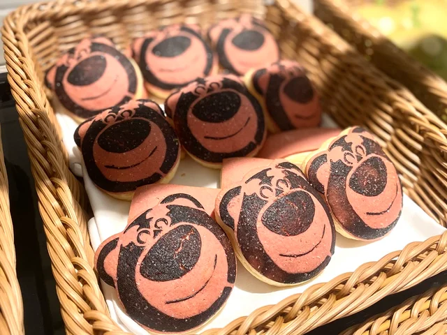 『トイ・ストーリーホテル』レストランおすすめメニュー【６】「ストロベリーメロンパン」</b>