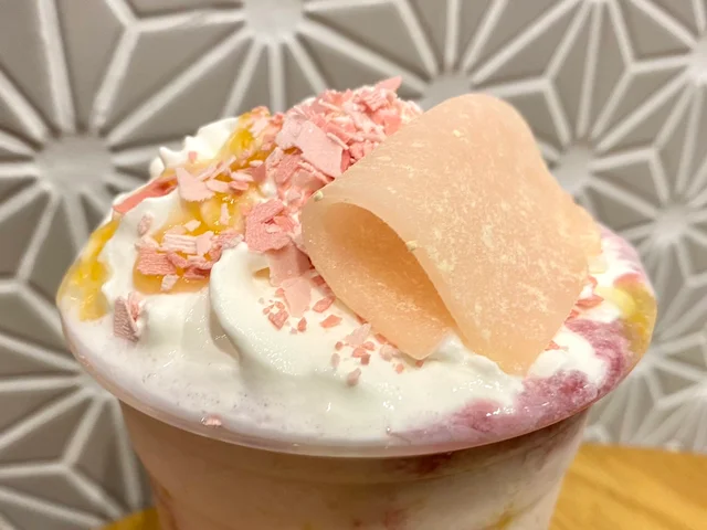 スタバ2022新作「さくらカシス ストロベリー 白玉 フラペチーノ」のトッピング