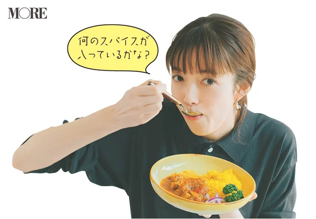 佐藤栞里が岡山県のおすすめお取り寄せグルメ「全感覚スパイス」のスパイスカレーセットを食べている様子