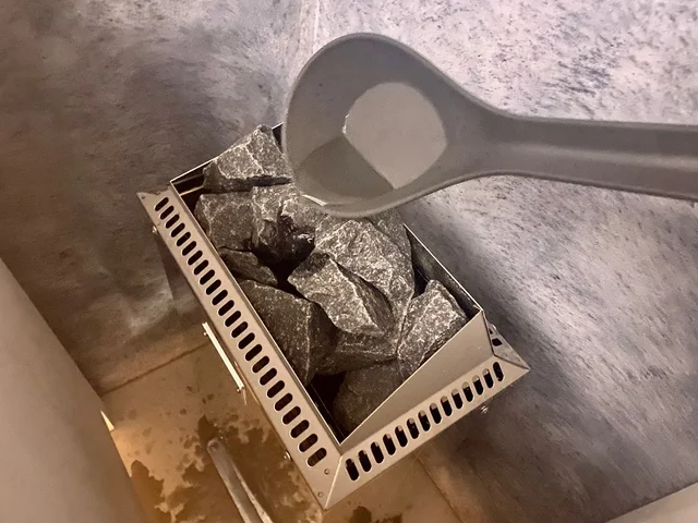 サウナストーンに水をかけている様子(