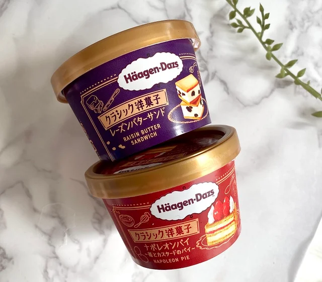 「ハーゲンダッツ ミニカップ クラシック洋菓子」（下）ナポレオンパイ（上）レーズンバターサンド