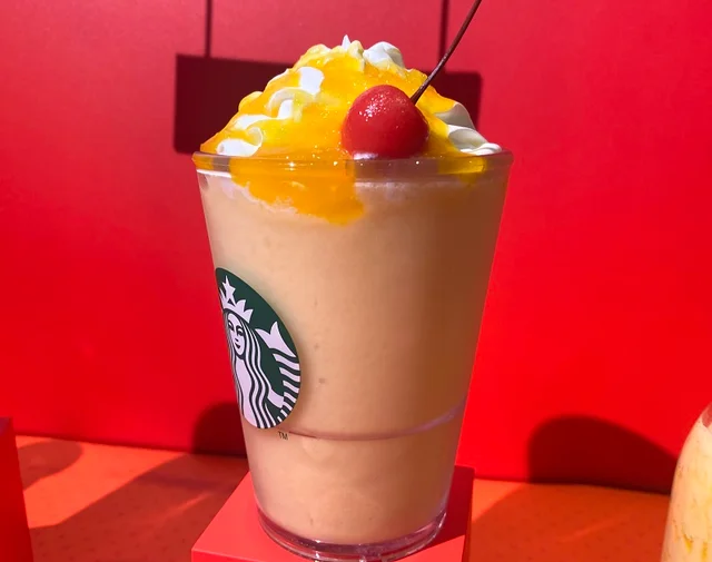スタバ新作2022「フルーツGYU‐NEW フラペチーノ(R)」実物横から