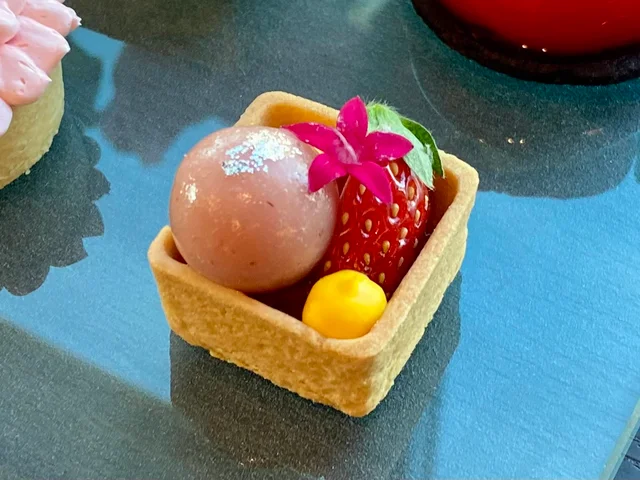 『コンラッド東京』2023「ストロベリー・イン・ブルーム」アフタヌーンティーの「いちごと帆立のムースのタルト」