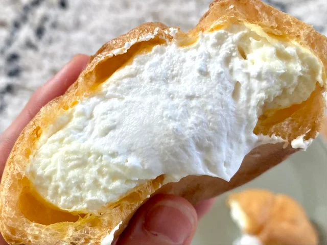 【ローソン 新作スイーツ】 「ご当地クリームシュー」シリーズ第一弾「ツインシュー（りんごクリーム＆ホイップ）（長野県産りんご）」断面