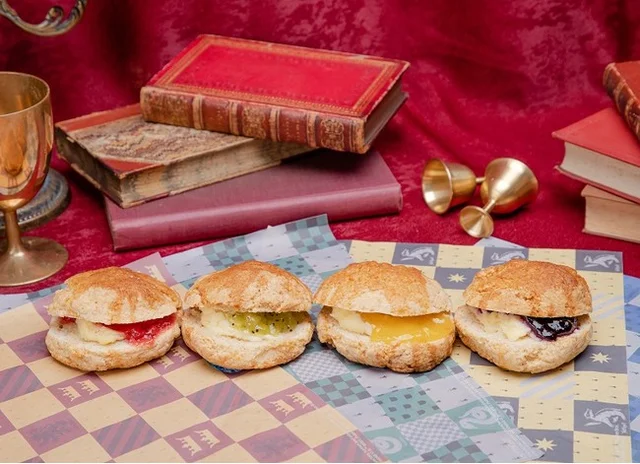 赤坂「ハリー・ポッターカフェ」「グリフィンドール」、「スリザリン」、「ハッフルパフ」、「レイブンクロー」スコーン