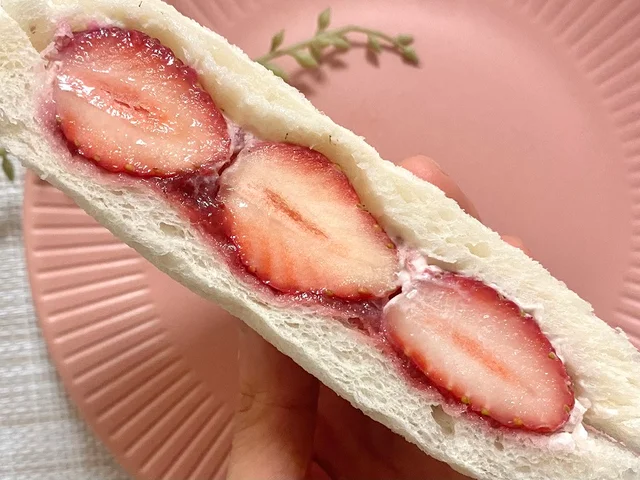 『ローソン』新作スイーツ「いちごみるくサンド」実物、パッケージから取り出した中身の断面