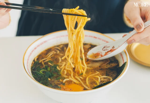 佐藤栞里が熊本県のおすすめお取り寄せグルメ「熊本ラーメン黒亭」のスペシャルセットを食べている様子
