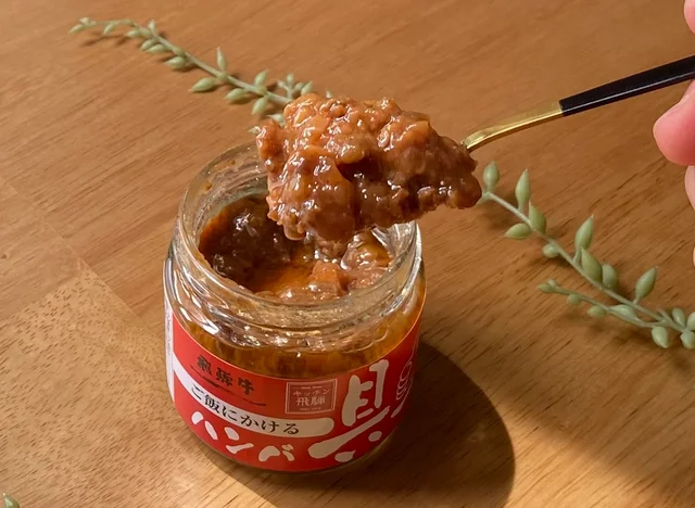 【ごはんのお供】岡山の名品「海老三昧」をスプーンいっぱいにすくった様子