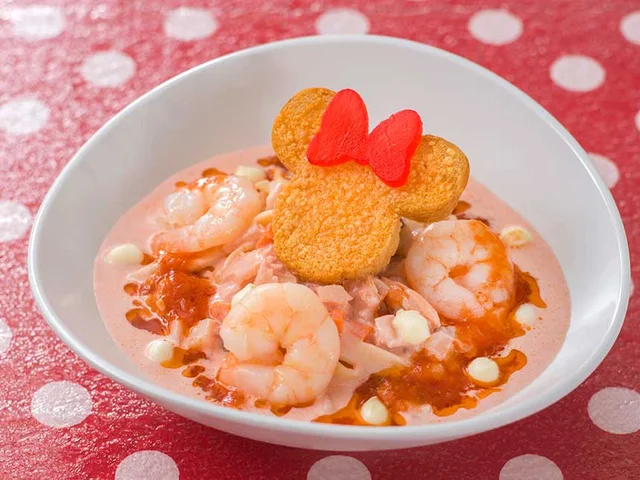 クラムチャウダーのフェットチーネ、シュリンプとモッツァレッラ添え