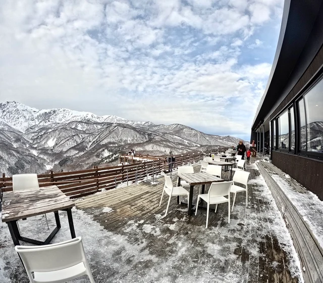 白馬マウンテンハーバー、テラスの雰囲気。席や階段は自由に座ってOK