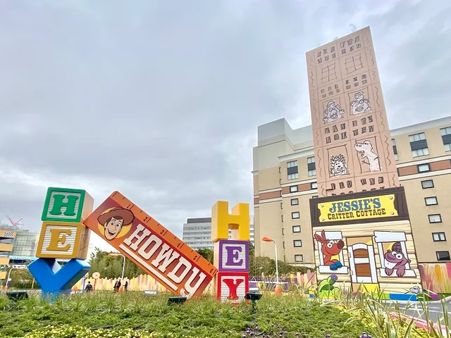 トイ・ストーリーホテル「スリンキー・ドッグパーク」隣のおすすめフォトスポット【７】ウッディの定規や、ミスター・ポテトヘッド/ミセス・ポテトヘッドのいる建物
