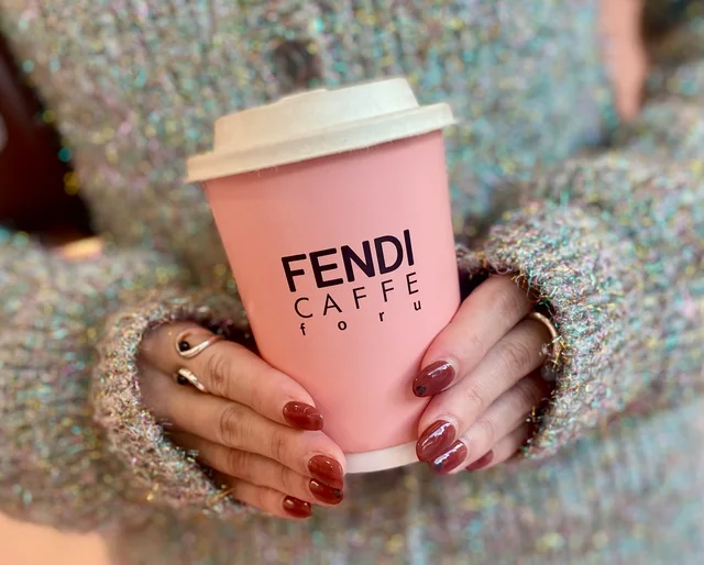『フェンディカフェ』、テイクアウトカップ