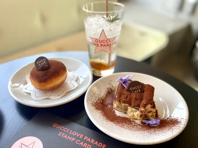 グッチイベント『GUCCI LOVE PARADE TOKYO』。『GUCCI CAFÉ by VALLEY PARK STAND （グッチ カフェ バイヴァリーパークスタンド』。テーブルに並ぶドリンクとスイーツ