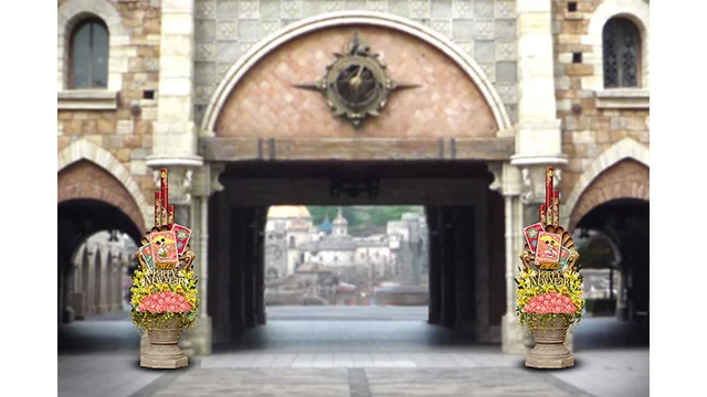 ディズニーシー2023年お正月ミラコスタ通りの入口にはミッキーマウスやミニーマウスの飾りが施された門松が設置され