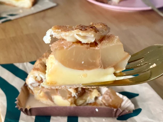 スタバ新作、「紅玉のカスタードアップルパイ」